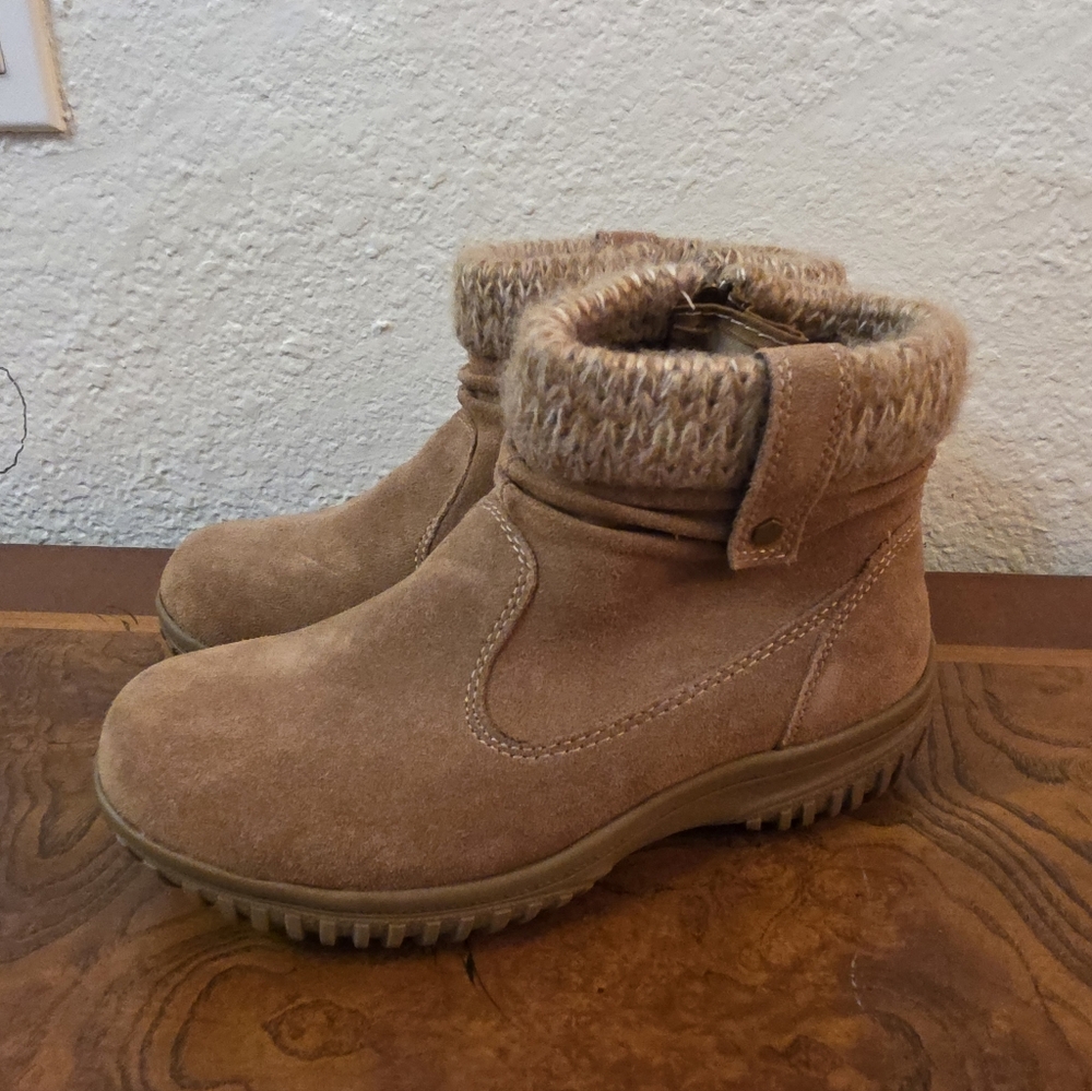 Khombu Tan and Black Ankle Boots